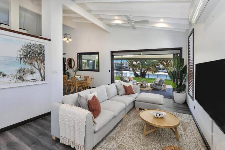 Mooloolaba Waterfront – 4 Bed Modern Pontoon Place