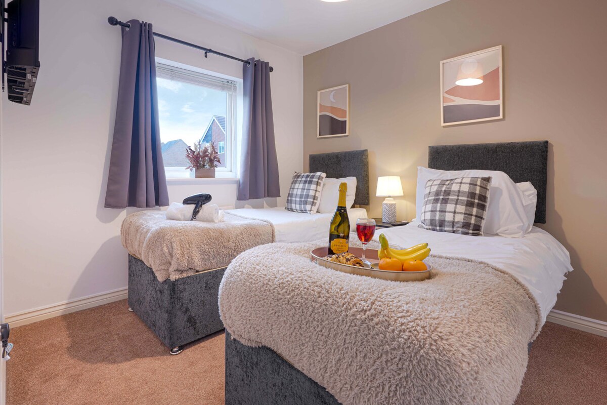 ห้องนอน 1 มีเตียงซิปลิงค์ที่สะดวกสบายซึ่งกำหนดค่าเป็นเตียงเดี่ยวสองเตียงโดยค่าเริ่มต้นหรือสามารถรูดซิปเข้าด้วยกันเพื่อสร้างเตียงขนาดคิงไซส์ตามคำขอ