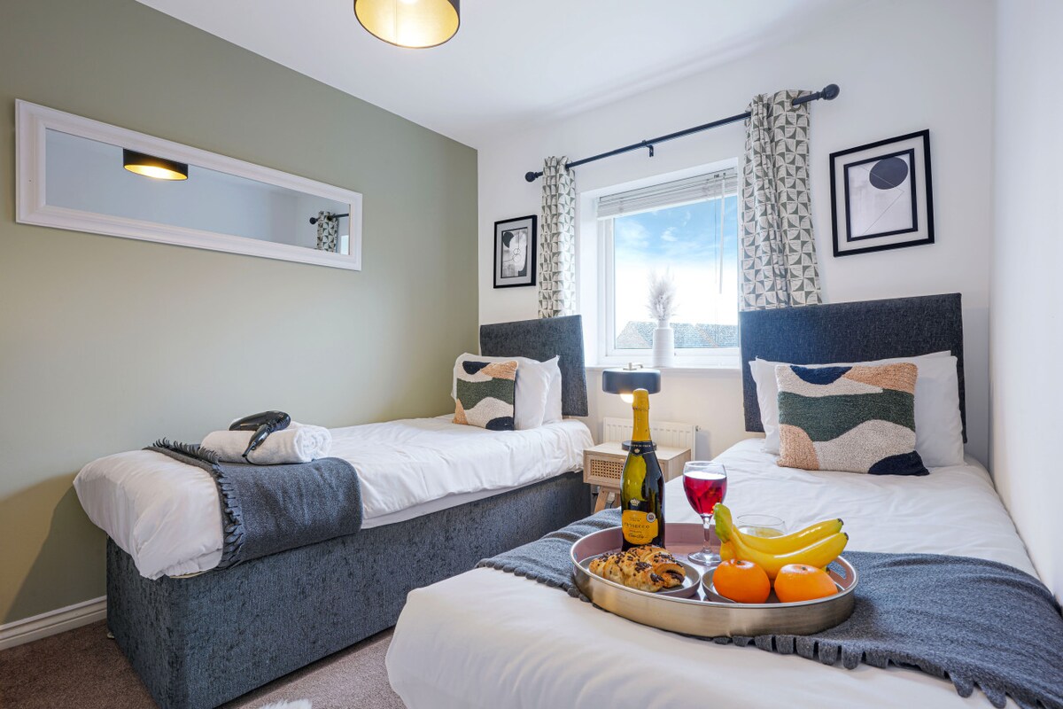 ห้องนอน 2 มีเตียงซิปลิงค์ที่สะดวกสบายซึ่งกำหนดค่าเป็นเตียงเดี่ยวสองเตียงโดยค่าเริ่มต้นหรือสามารถรูดซิปเข้าด้วยกันเพื่อสร้างเตียงขนาดคิงไซส์ตามคำขอ