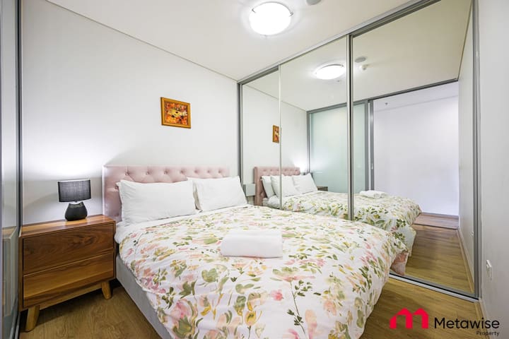 Top Airbnb: MetaWise Burwood Westfield Cozy 2Bed Free Parking in Burwood