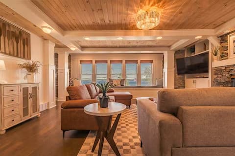 7 bed 7 bath: Lakeside home minutes from downtown