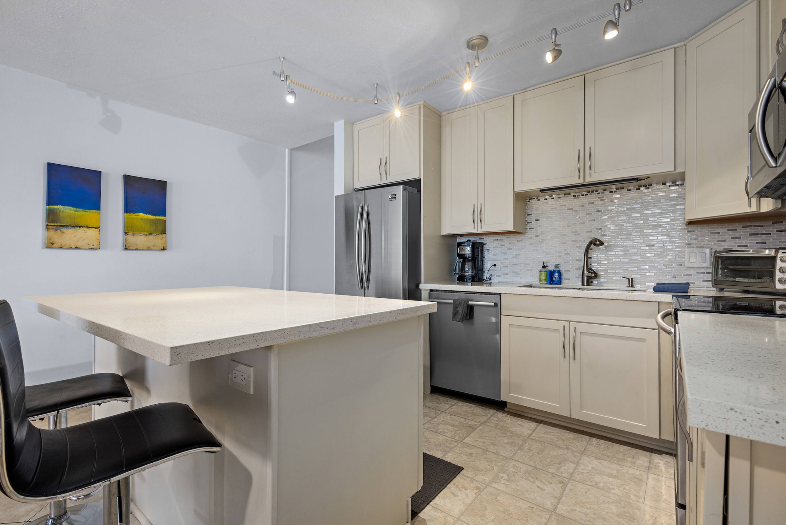 Luxury Aloha Spirit Oceanview Penthouse Sleeps 5 - Image 11