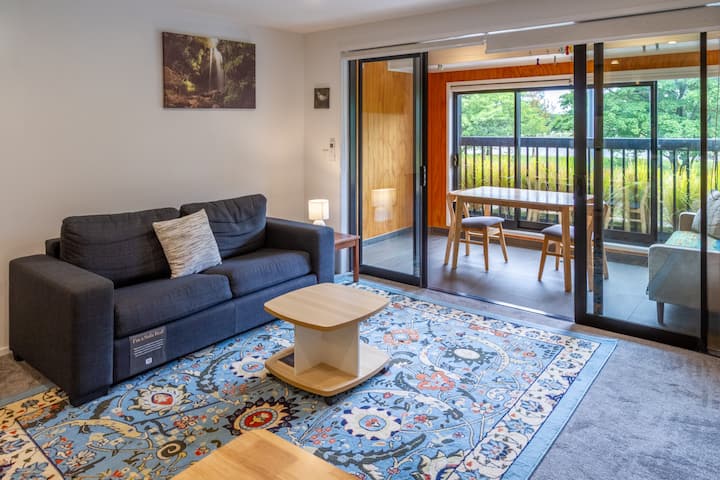 Udoban dnevni boravak s modernim namještajem i pogledom na vanjski prostor.