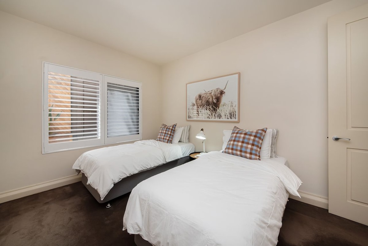 Спална соба со два единечни кревета 