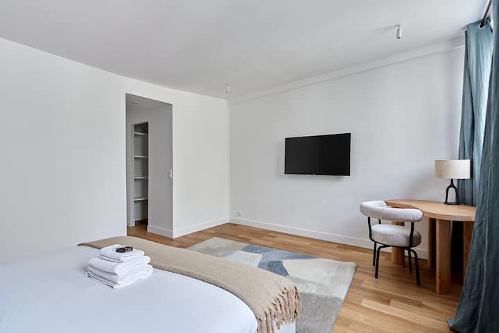 Camera 1 con letto queen-size, TV e scrivania