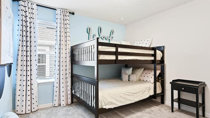 Charmante stapelbedkamer met speelse stippen, gezellig beddengoed en een stijlvol tintje!