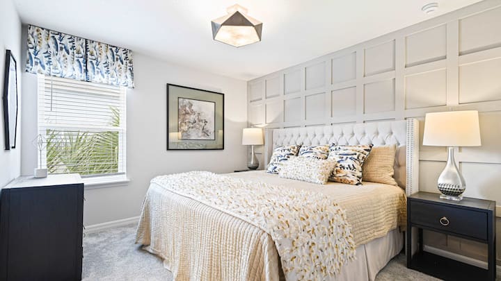 Elegante slaapkamer met zacht beddengoed, stijlvolle inrichting en een serene, gezellige sfeer!