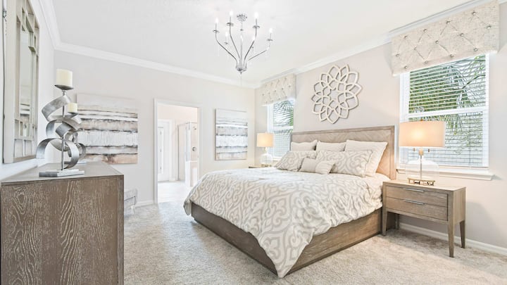 Slaapkamer op de eerste verdieping met kingsize bed en verbonden badkamer.