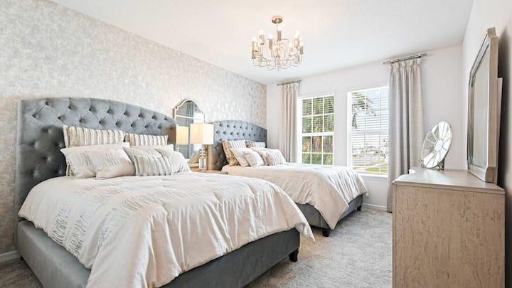 Luxe slaapkamer met queensize bed met zacht beddengoed, een chique inrichting en natuurlijk licht!