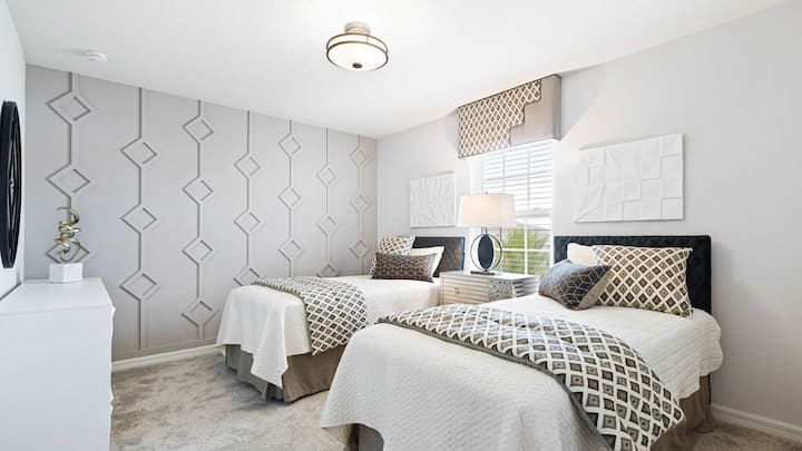 Moderne slaapkamer met twee eenpersoonsbedden met geometrische accenten, een stijlvolle inrichting en een gezellige, elegante sfeer!