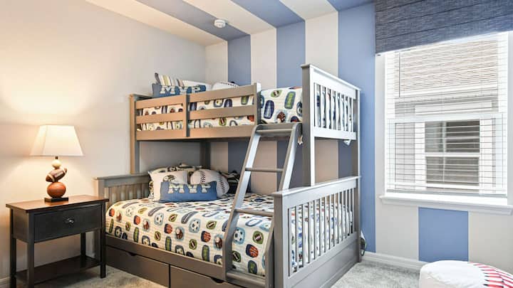 Leuke stapelbedkamer met sportthema met gezellig beddengoed, gedurfde strepen en een speelse inrichting!