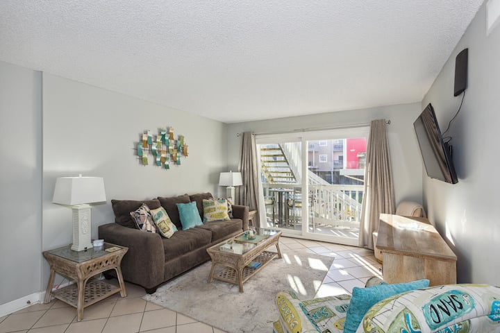 Beautifully Updated Hideaway Steps From The Beach! - Pensacola Beach, FL