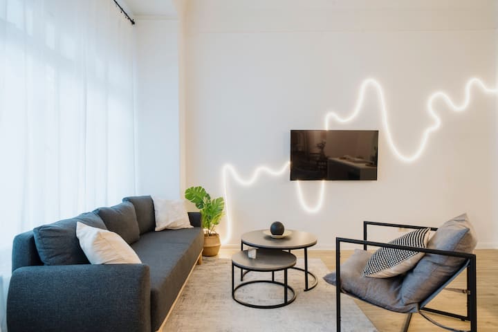 Модерната всекидневна предлага достатъчно място за групата ви и ви кани на уютни филмови вечери с големия смарт телевизор (Netflix, Youtube и Amazon Prime)