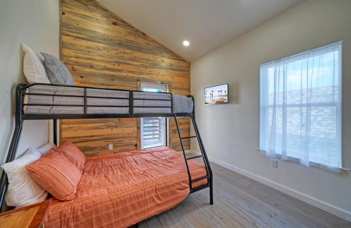 تحتوي غرفة النوم 4 على سرير بطابقين كاملين وشرفة.