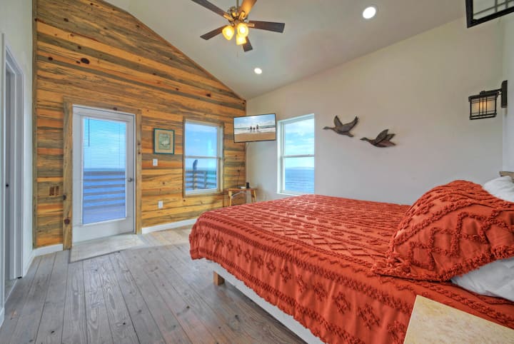 تحتوي غرفة النوم الأساسية على سرير كينج وحمام داخلي وشرفة.