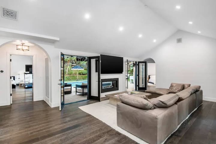 Beverly Hills Lux Retreat: Elegance Meets Serenity gallery image 2