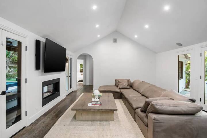 Beverly Hills Lux Retreat: Elegance Meets Serenity gallery image 5