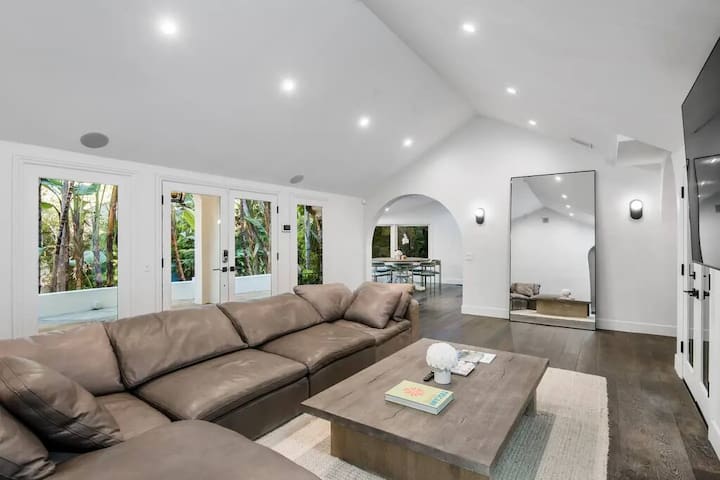 Beverly Hills Lux Retreat: Elegance Meets Serenity gallery image 3