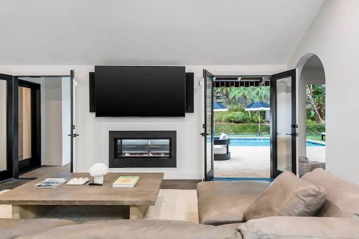 Beverly Hills Lux Retreat: Elegance Meets Serenity gallery image 4