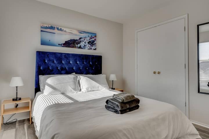 这间精致的卧室配有奢华的天鹅绒床头板、干净的床单和柔和温暖的灯光。 房源经过精心设计，舒适宁静，是放松身心、恢复活力的完美空间。