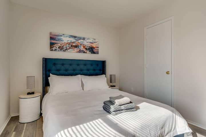 在这间设计精美的卧室中，远离喧嚣，享受宁静。卧室内配有一张豪华的床，并提供干净的床上用品和柔和的灯光。 精心打造，让您倍感舒适，是您在一天的探险后休息和恢复活力的完美场所。