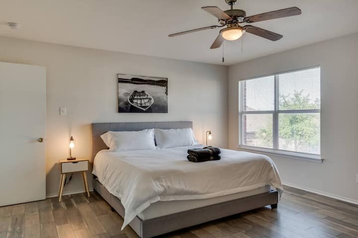 这间舒适的卧室配有记忆海绵床垫、干净的高档床上用品、电视、床头灯和毛巾，光线宜人，确保您住得舒适安心。