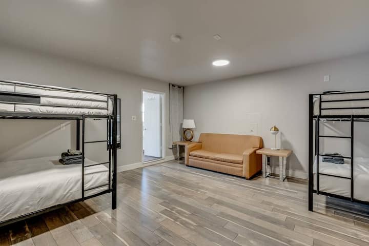 这间宽敞的房间配有舒适的双层床、舒适的沙发和现代风格，非常适合团体入住。 无论您是与亲朋好友一起旅行，这里都是为您提供舒适愉快的住宿体验。