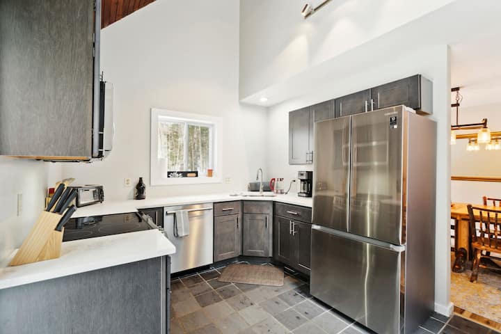 Great Location | Pet Friendly W/ Hot Tub & Firepit - Vermont