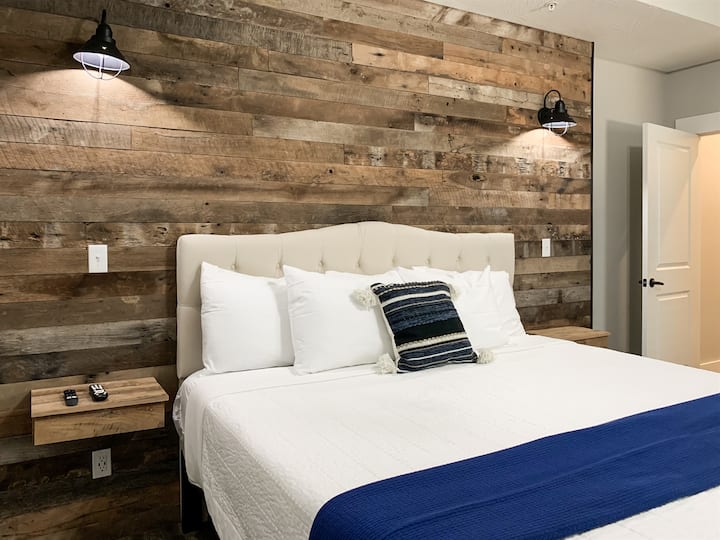 manželská posteľ s rozkladacou posteľou pre jednu osobu