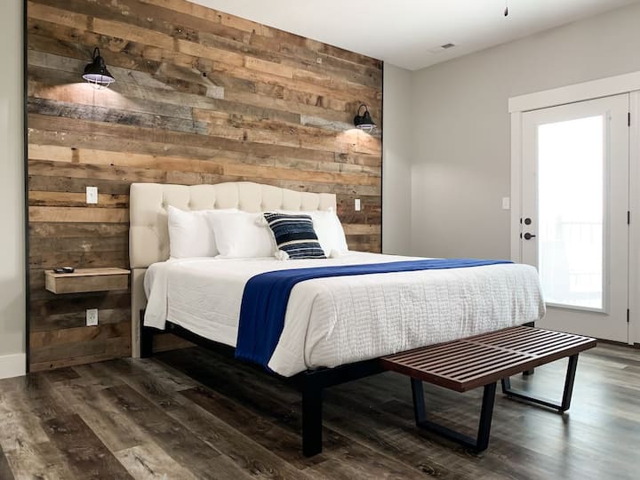 manželská posteľ s rozkladacou posteľou pre dve osoby a balkónom