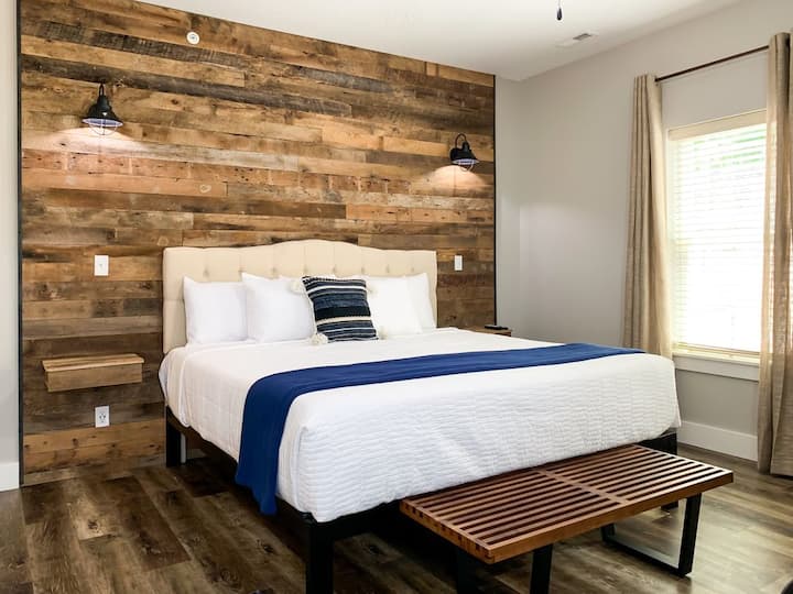 manželská posteľ s rozkladacou posteľou pre jednu osobu