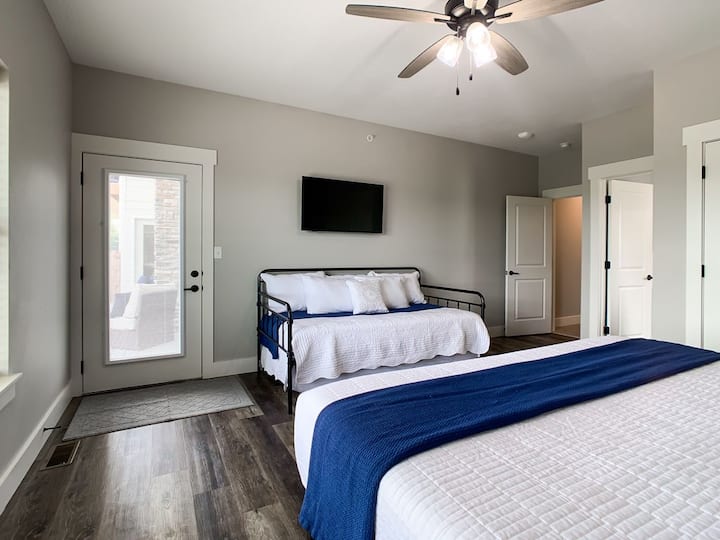 manželská posteľ s rozkladacou posteľou pre jednu osobu