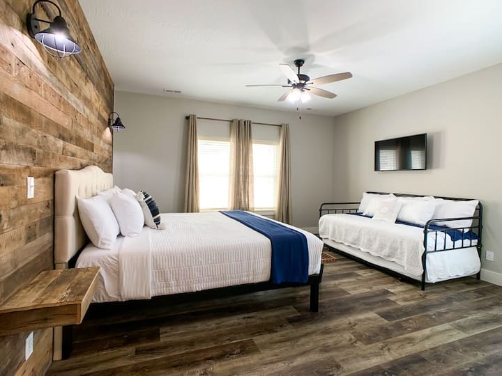 manželská posteľ s rozkladacou posteľou pre jednu osobu