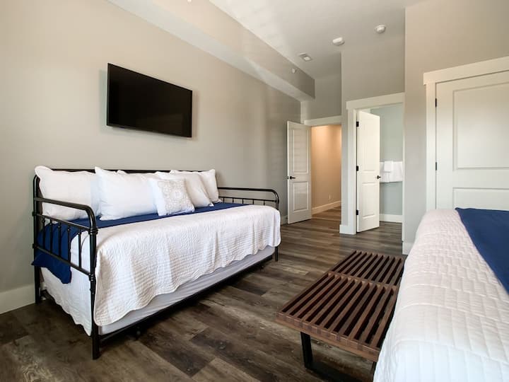 manželská posteľ s rozkladacou posteľou pre jednu osobu