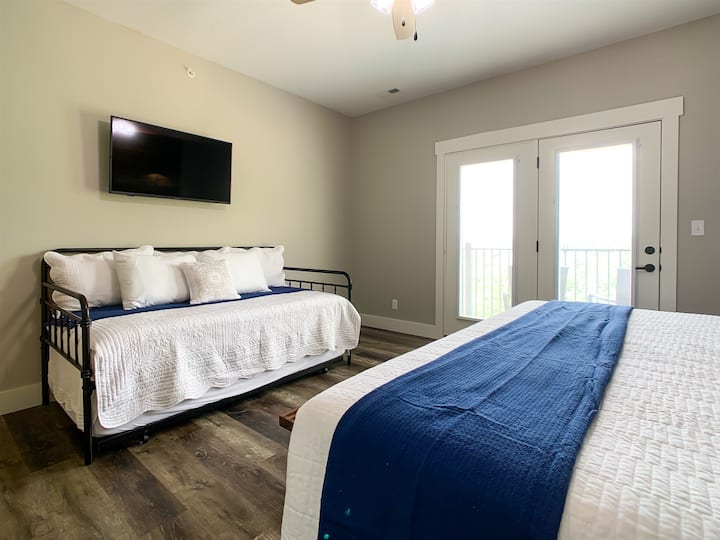 manželská posteľ s rozkladacou posteľou pre jednu osobu