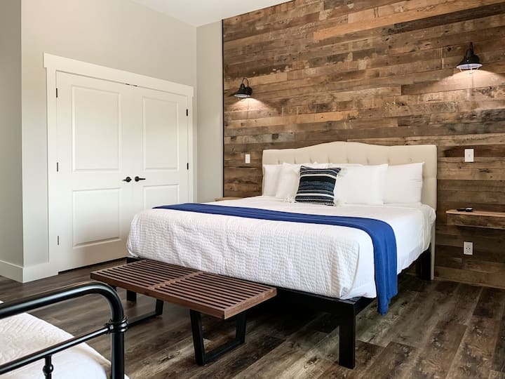 manželská posteľ s rozkladacou posteľou pre jednu osobu