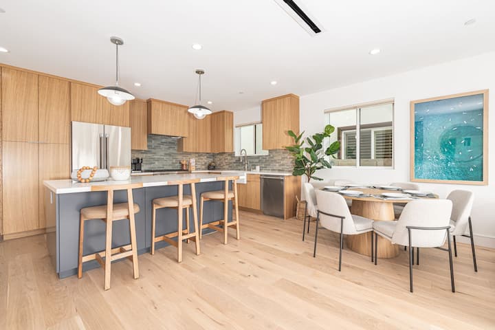 Modern Tri-level Condo W/ Ac And Rooftop Deck! - Newport Beach, CA