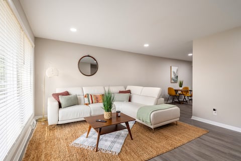Popular Airbnb listing: Queen City haven | Bungalow style living in Plaza Shamrock