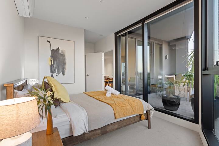 Zi apartments – Balcony, Bayview, Sauna & Pool gallery image 3