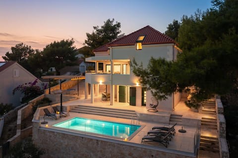 Luxury Beachfront Villa Leisure Seaside -Pool,Brač
