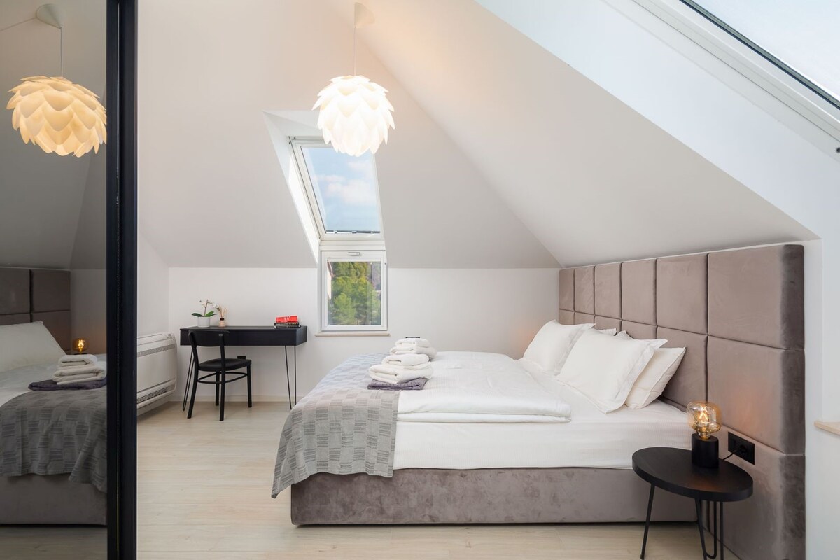 חדר השינה של וילת הבריכה היוקרתית של קרואטיה עם מיטת קווין סייז ושידות לילה לחופשה ולשכרה