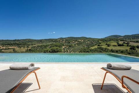 7 Ensuite Bedrooms Luxury Mansion in Tuscany