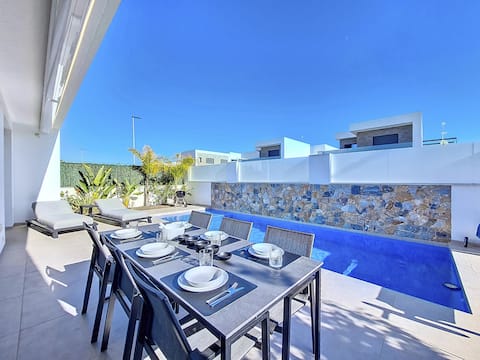 Villa with private pool, and terrace and Wi-Fi