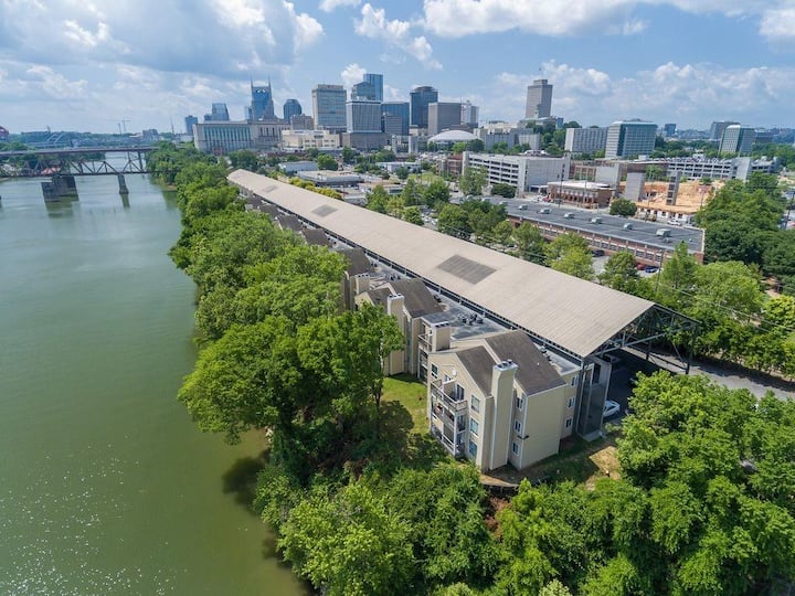 Downtown Riverfront 2br Condo Balcony, Sleeps 6 - Nashville, TN