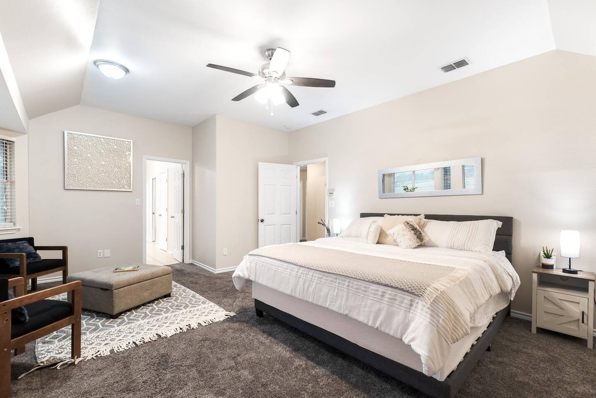 พักผ่อนสบายๆในห้องนอนที่ผสมผสานความสะดวกสบายกับการออกแบบร่วมสมัย