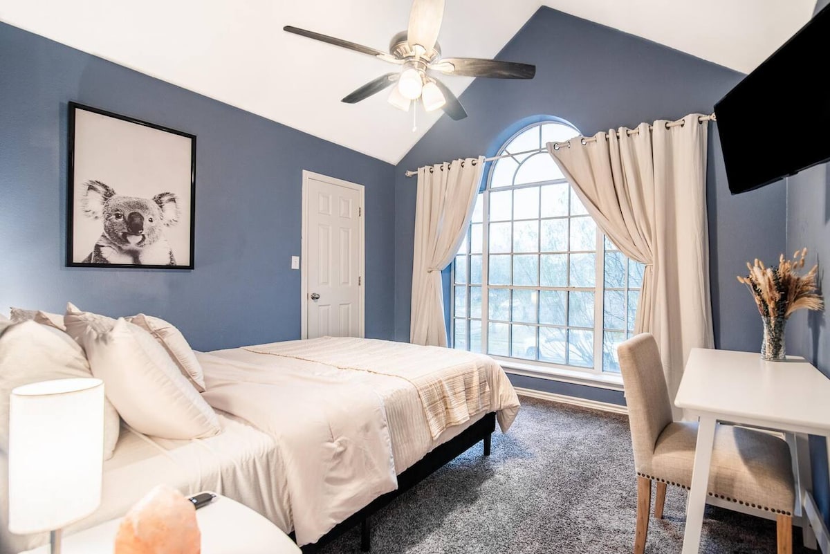 นอนหลับอย่างมีสไตล์ด้วยห้องนอนที่หรูหราพร้อมผ้าปูที่นอนนุ่มๆและการตกแต่งที่ทันสมัย