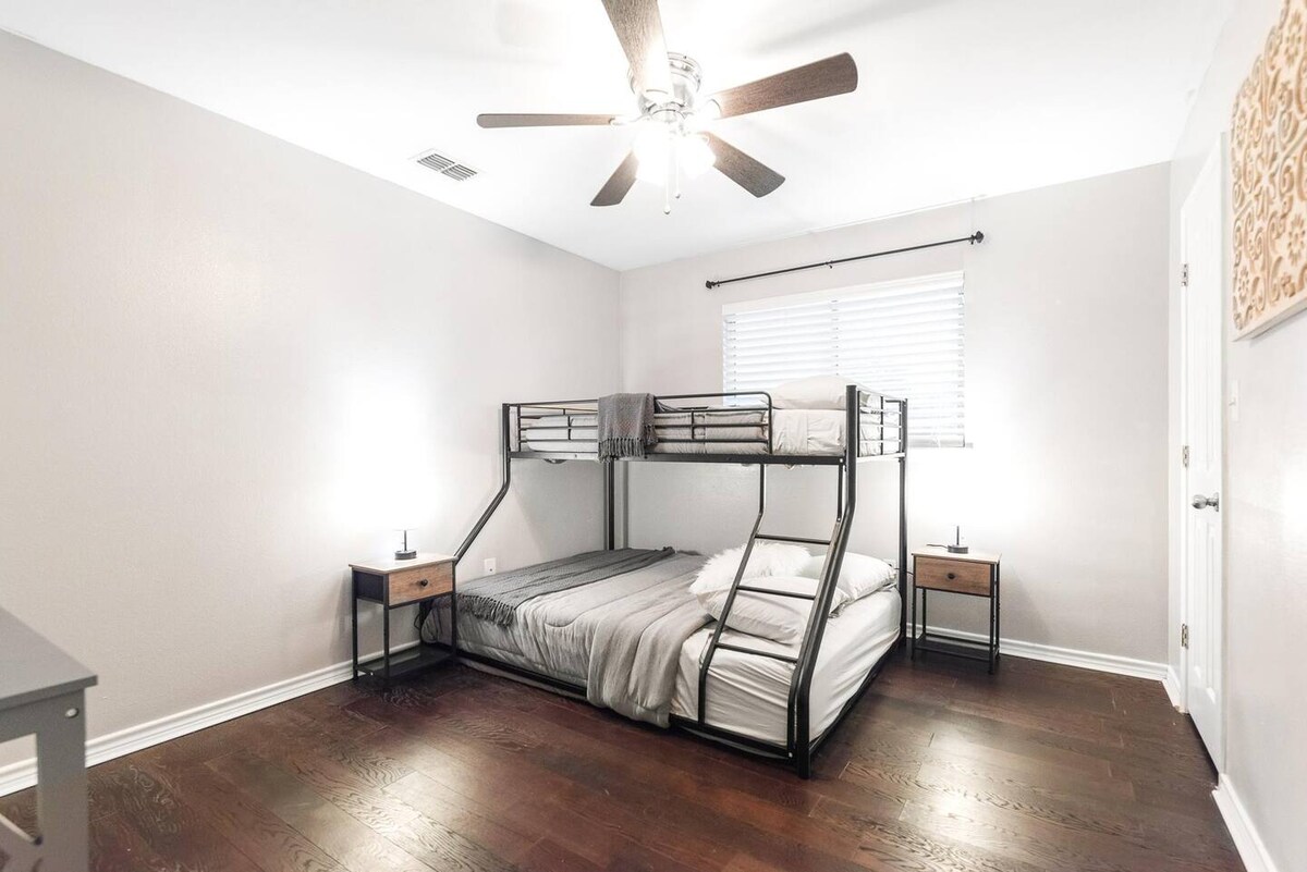 นอนหลับอย่างมีสไตล์ด้วยห้องนอนที่หรูหราพร้อมผ้าปูที่นอนนุ่มๆและการตกแต่งที่ทันสมัย