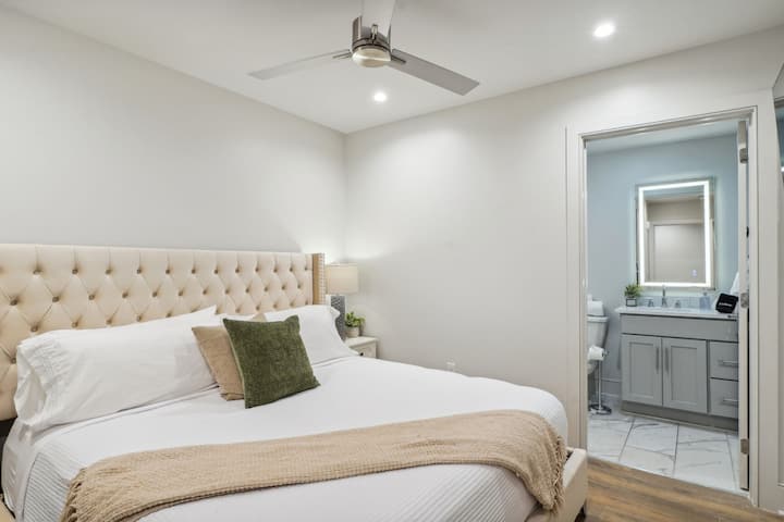 Საძინებელი კომფორტული დიდი საწოლით + სააბაზანო