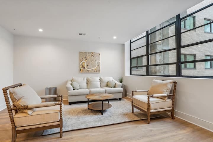 Მისაღები ოთახი კომფორტული დასაჯდომი ადგილებით