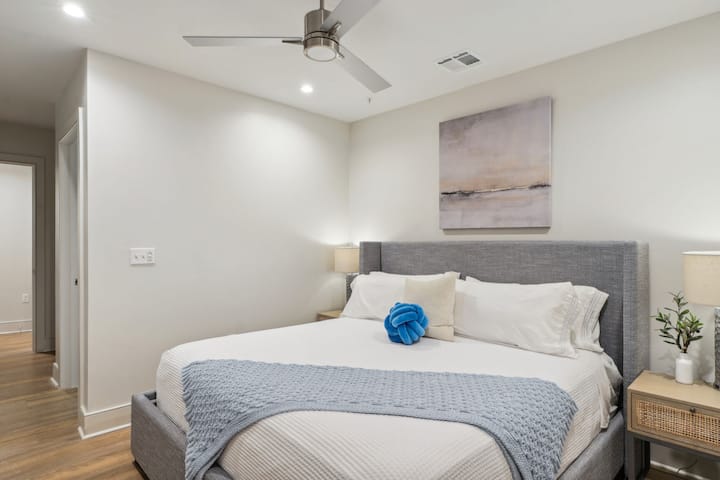 Საძინებელი კომფორტული საწოლით + სმარტ-ტელევიზორით